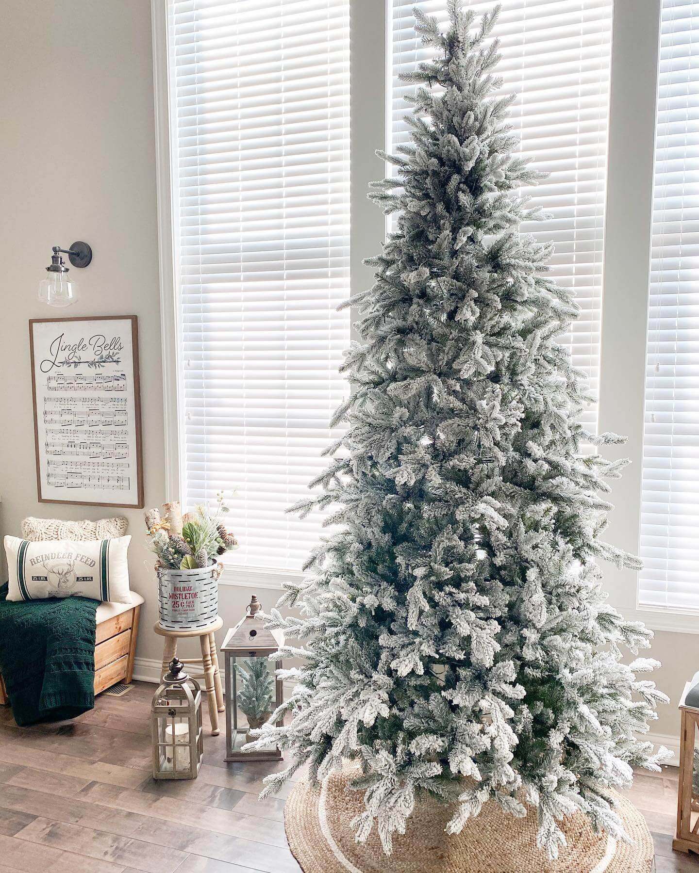 Árvore de Natal Artificial Slim Queen Flock® com 650 Luzes LED Branco Quente