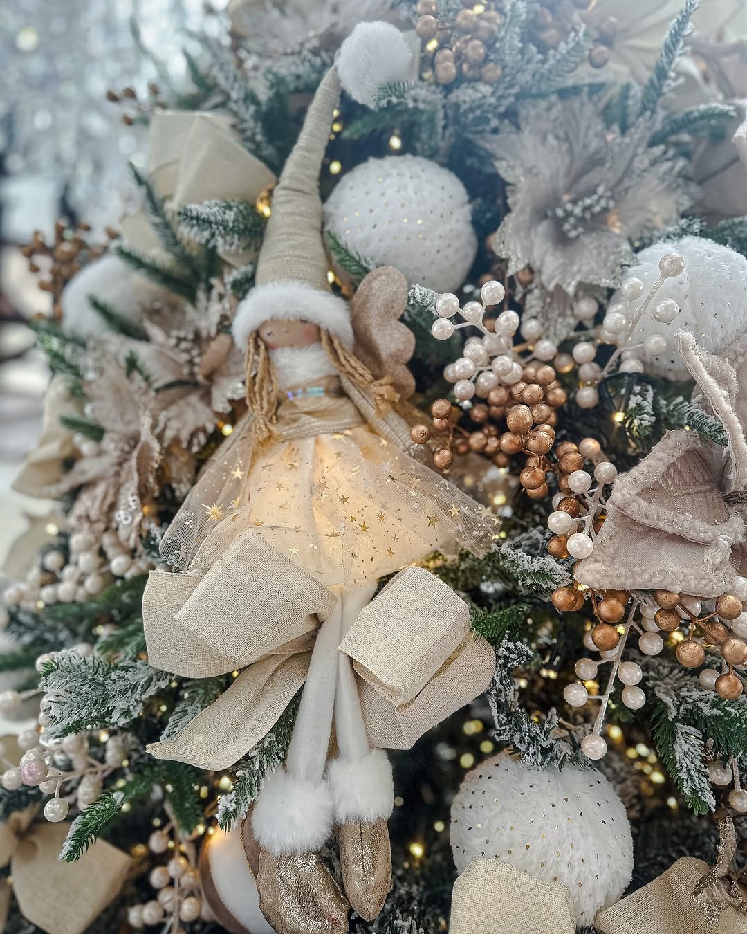 Árvore de Natal com Laços Champagne, Flores Douradas e Bonecas Decorativas