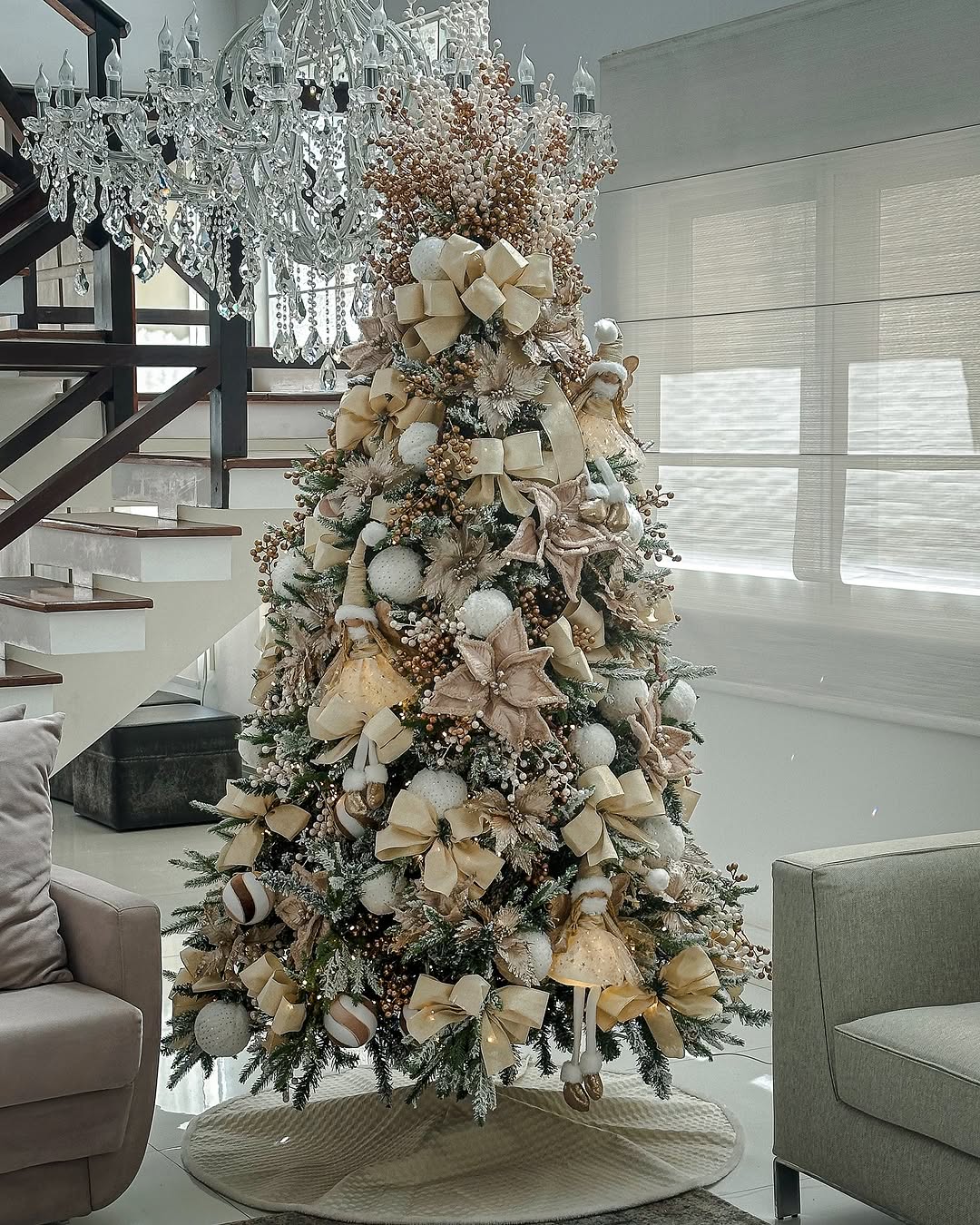 Árvore de Natal com Laços Champagne, Flores Douradas e Bonecas Decorativas