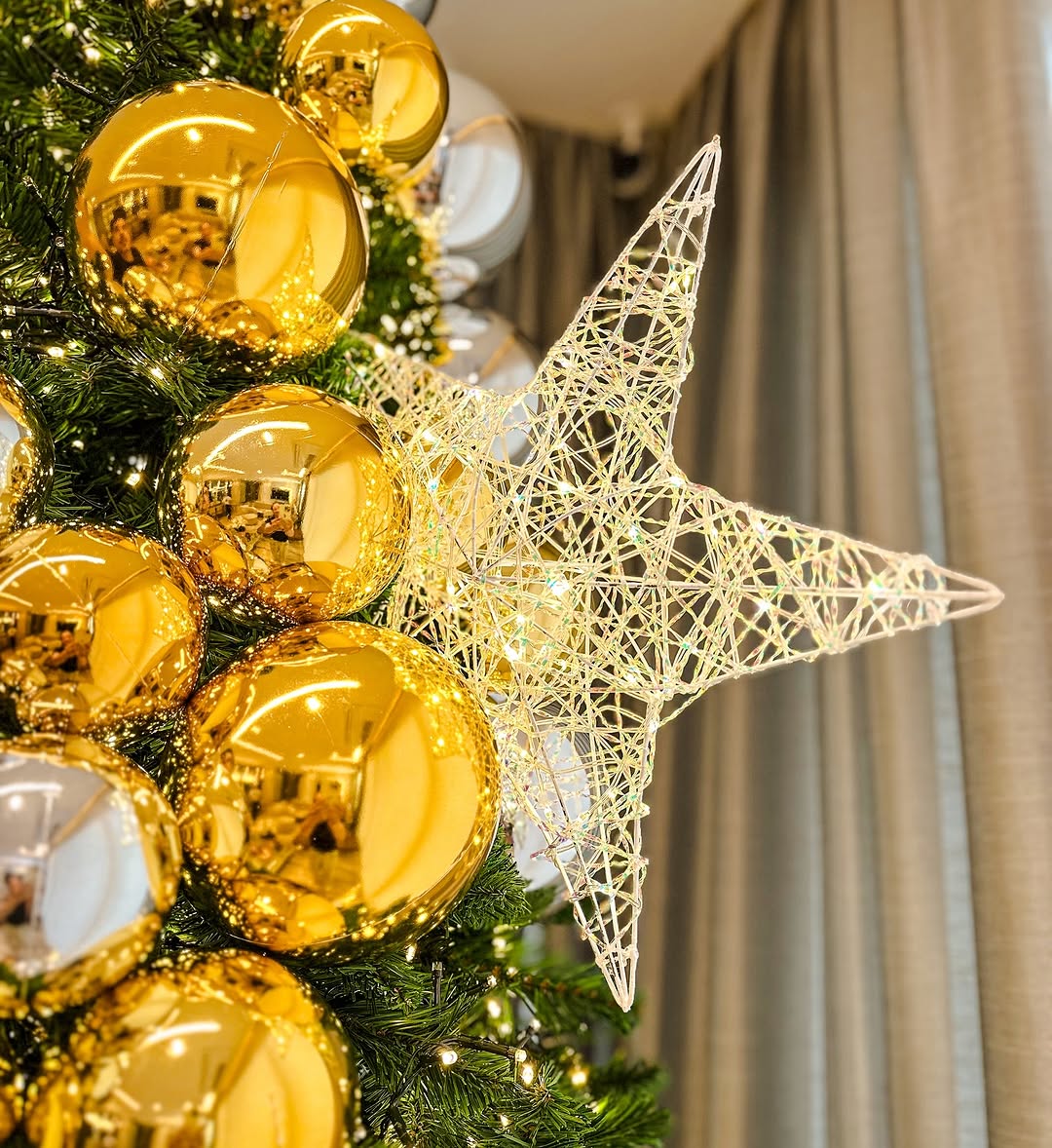 Árvore de Natal com Esferas Douradas e Prateadas Gigantes