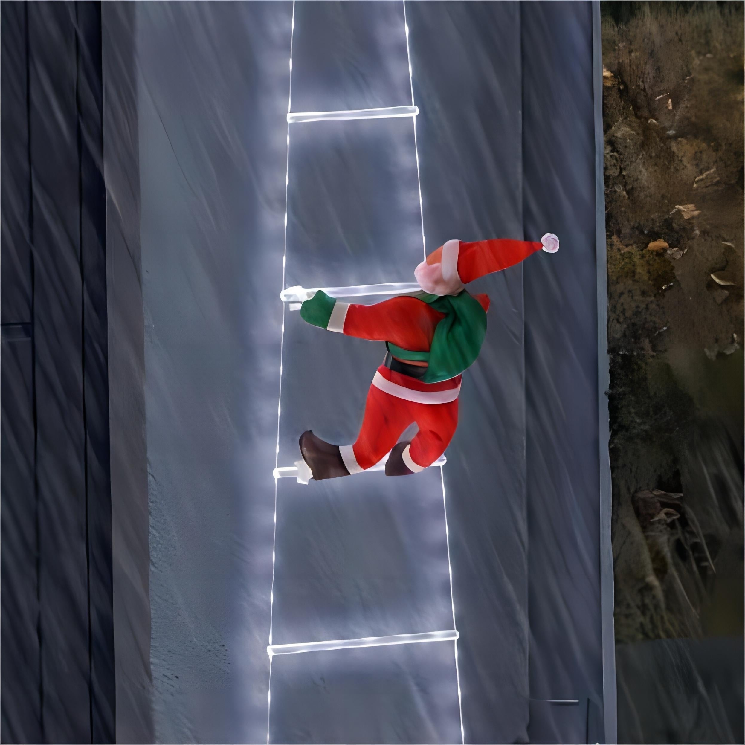 Papai Noel subindo escada com luzes de Led