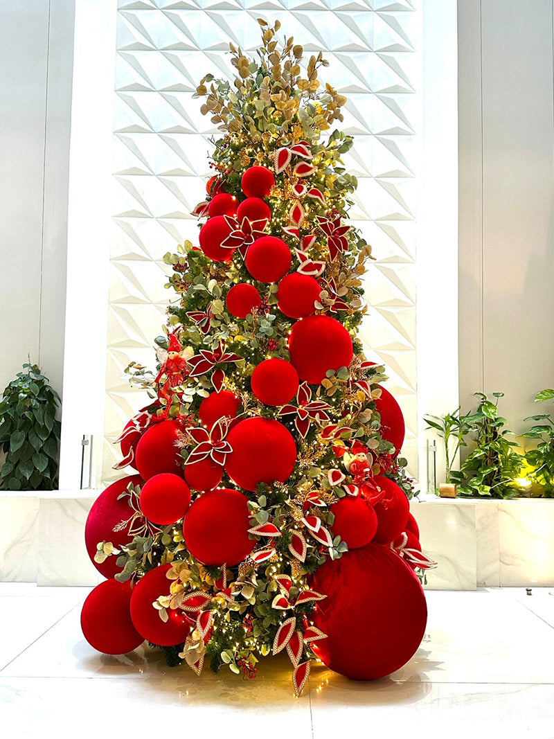 Árvore de Natal Luxo com Esferas Vermelhas Gigantes e Detalhes Dourados Personalizada / Flavia