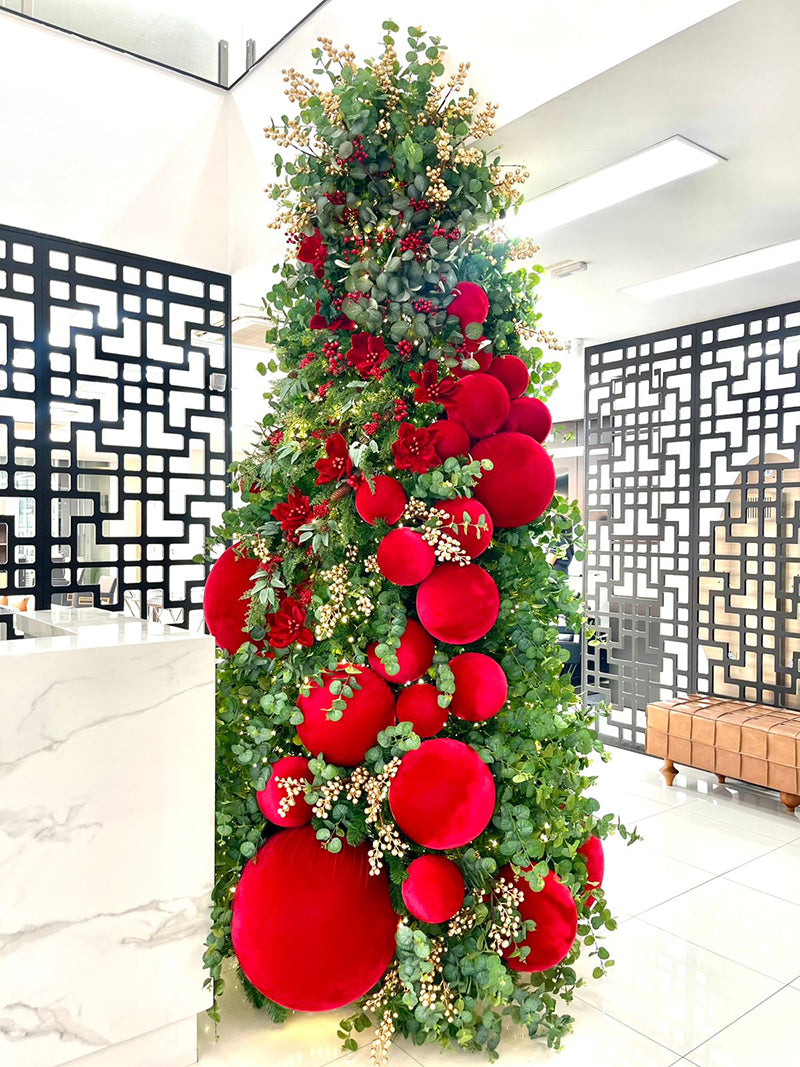 Árvore de Natal Luxo com Esferas Vermelhas Gigantes e Detalhes Dourados Personalizada / Flavia