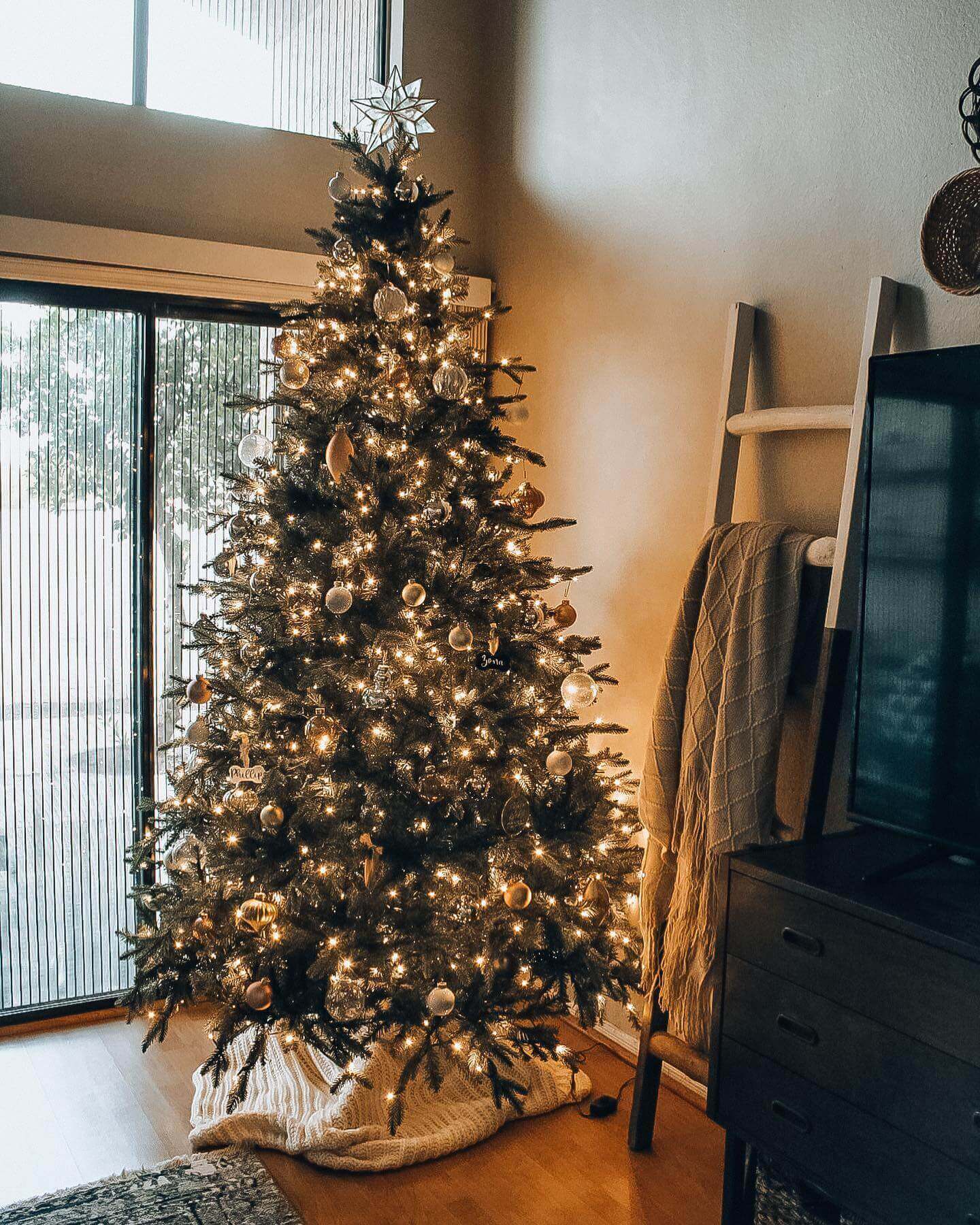 Árvore de Natal Artificial Alpine Fir com 800 Luzes LED Branco Quente