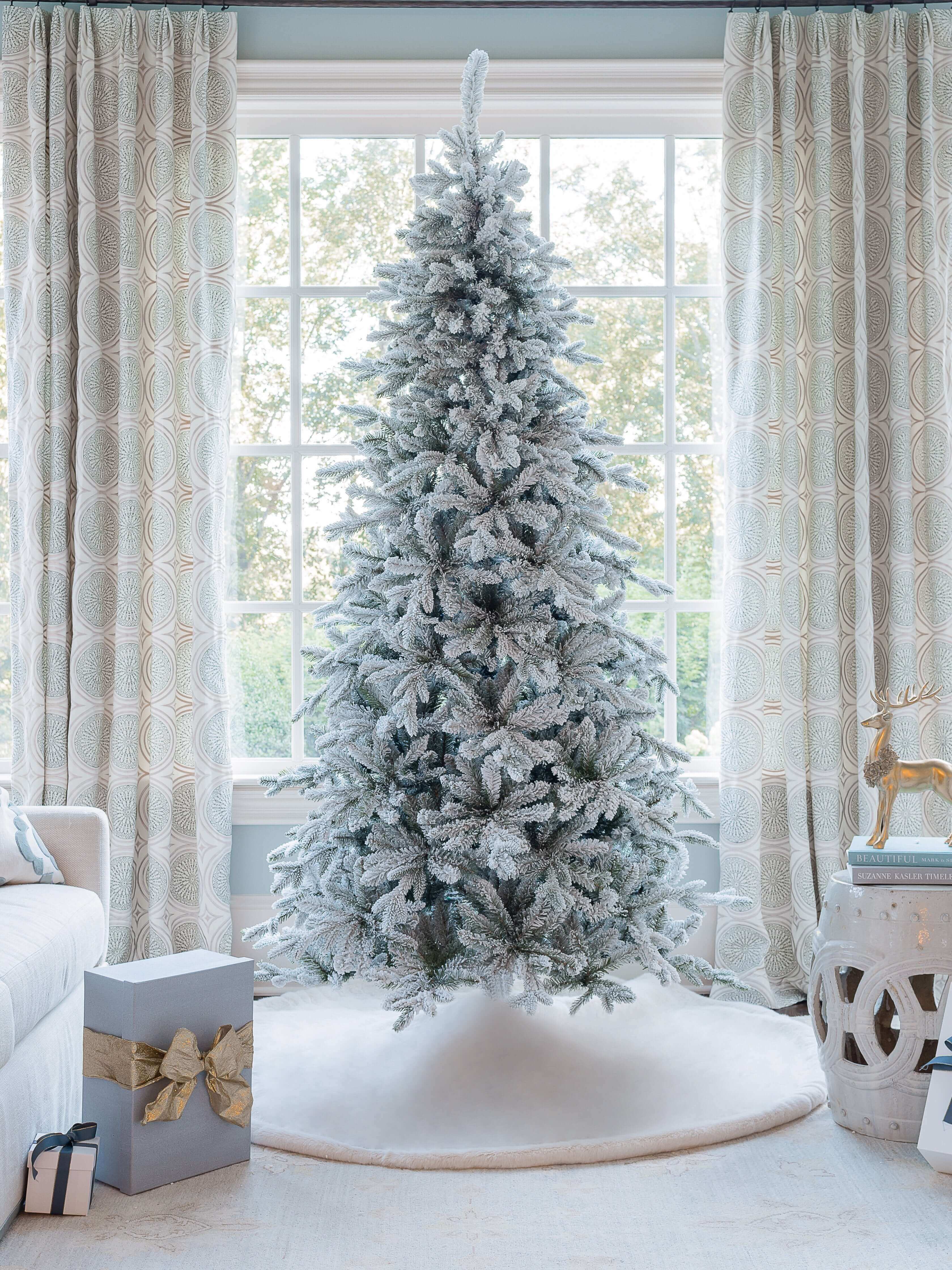 Árvore de Natal Artificial Slim Queen Flock® com 650 Luzes LED Branco Quente