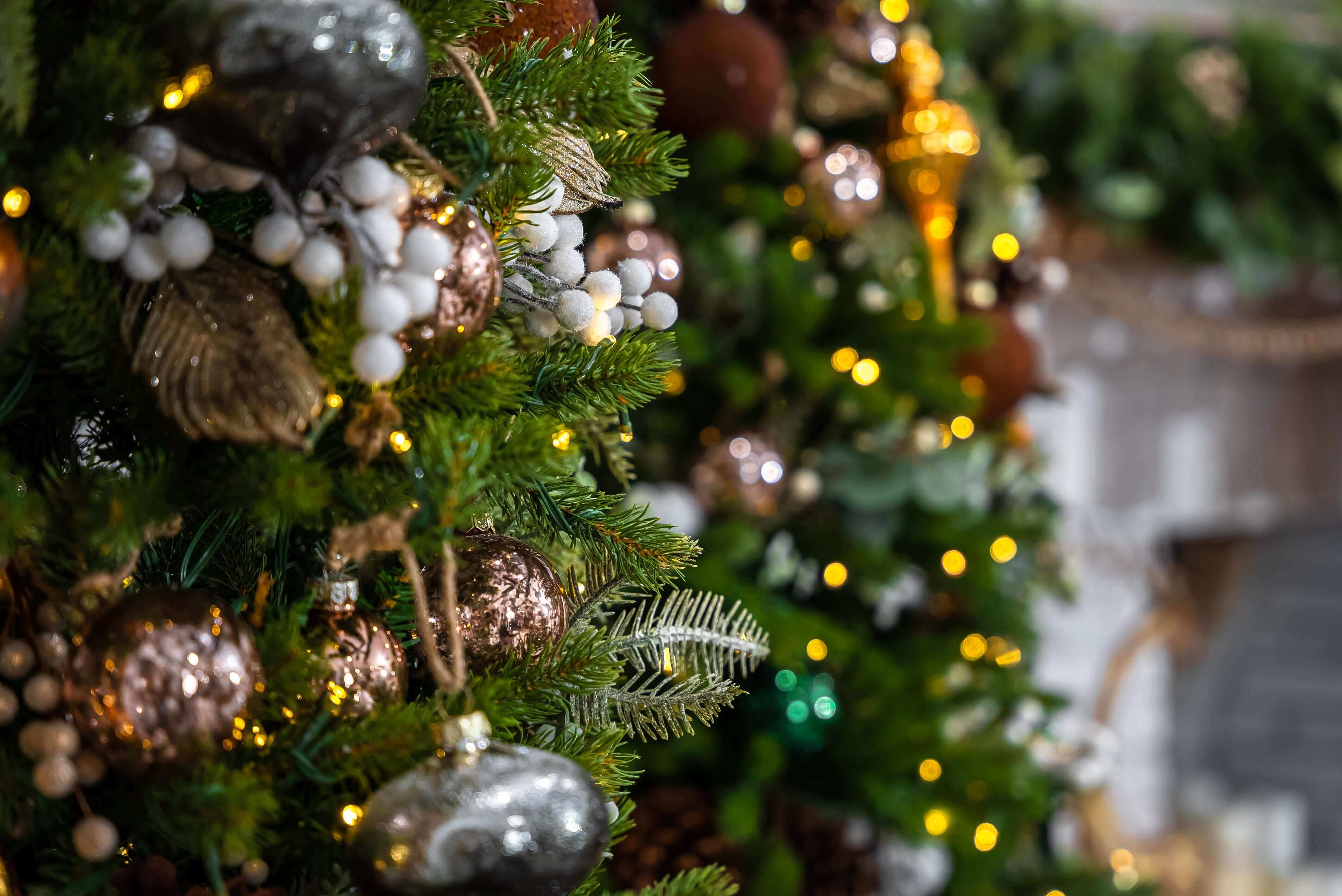 Árvore de Natal Artificial King Fraser Fir Slim com 750 Luzes LED Dual Color (Branco Quente & Multicoloridas)