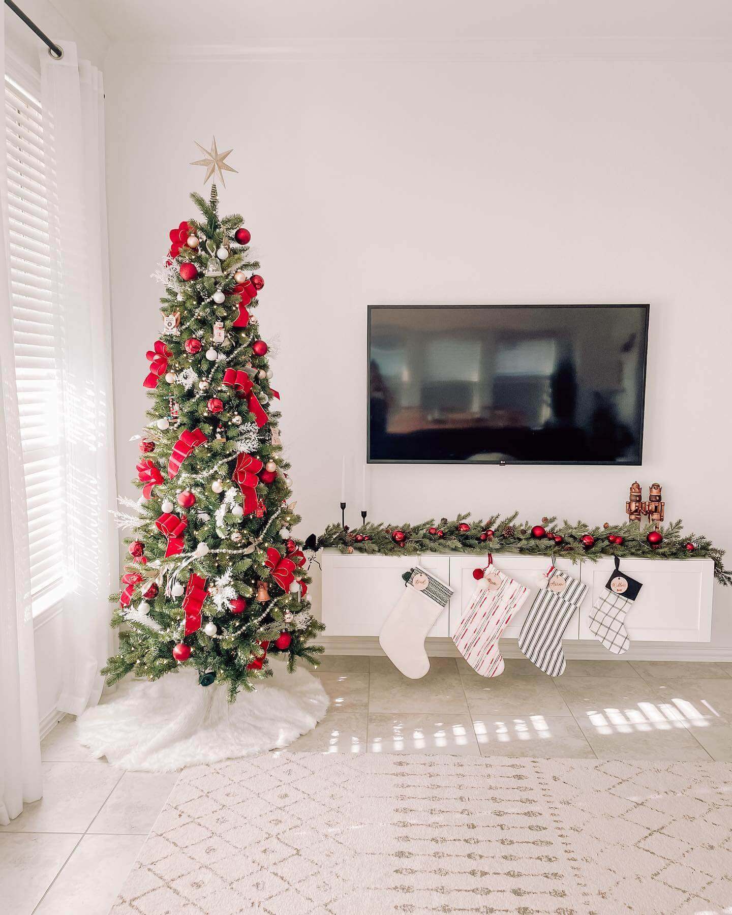 Árvore de Natal Artificial King Douglas Fir Slim com 650 Luzes LED Branco Quente e Multicoloridas