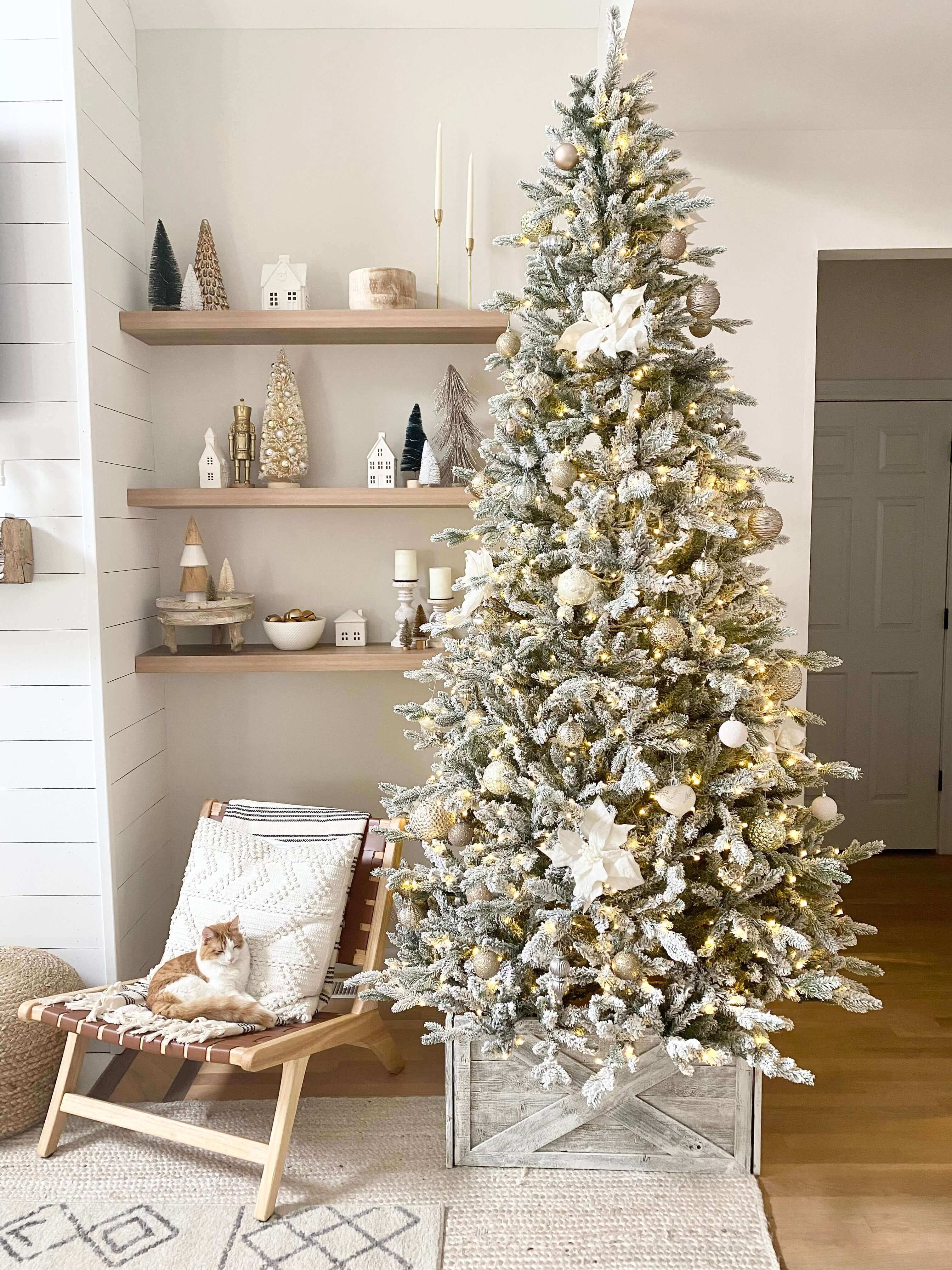 Árvore de Natal Artificial Slim Queen Flock® com 650 Luzes LED Branco Quente