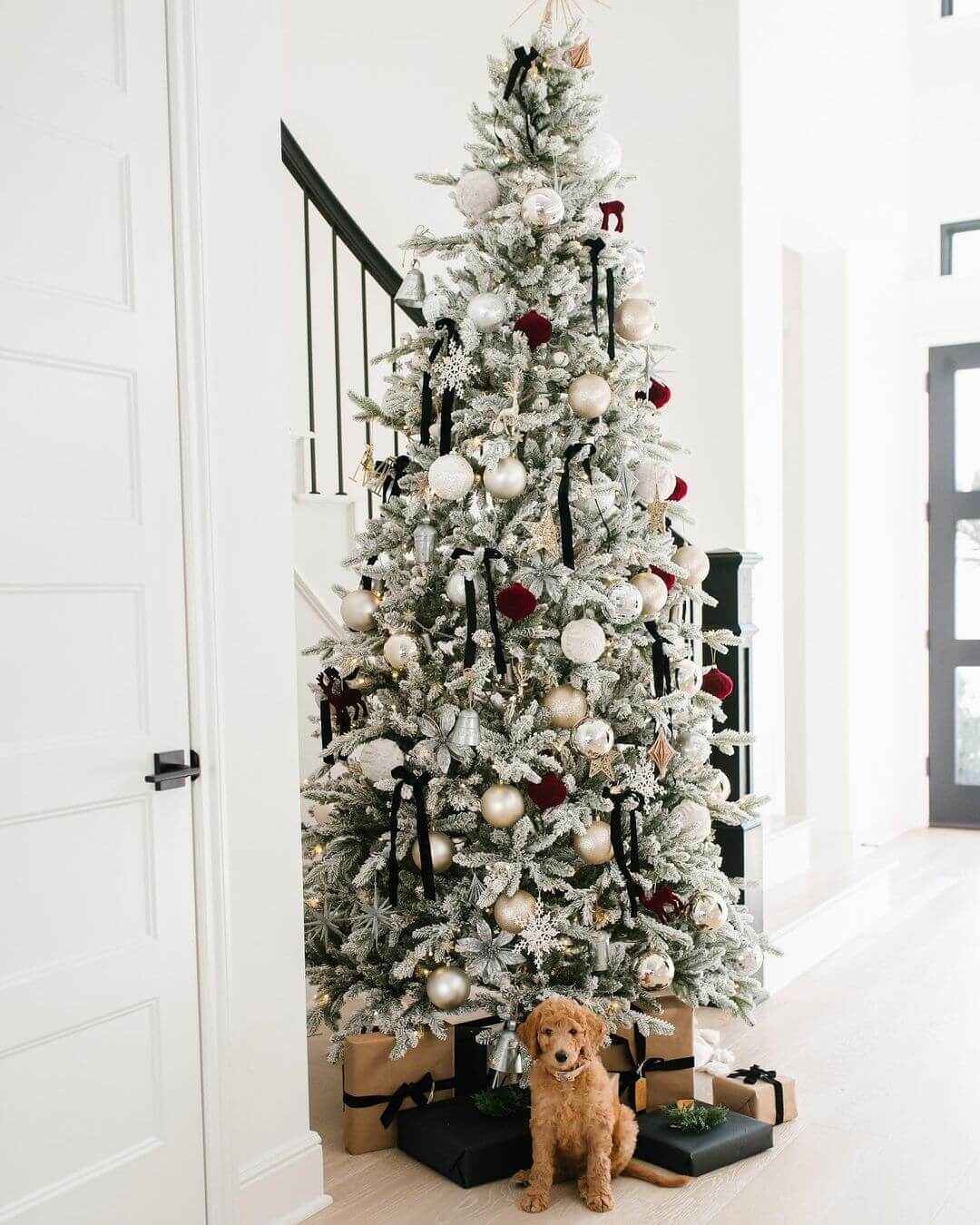 Árvore de Natal Artificial Slim Queen Flock® com 650 Luzes LED Branco Quente