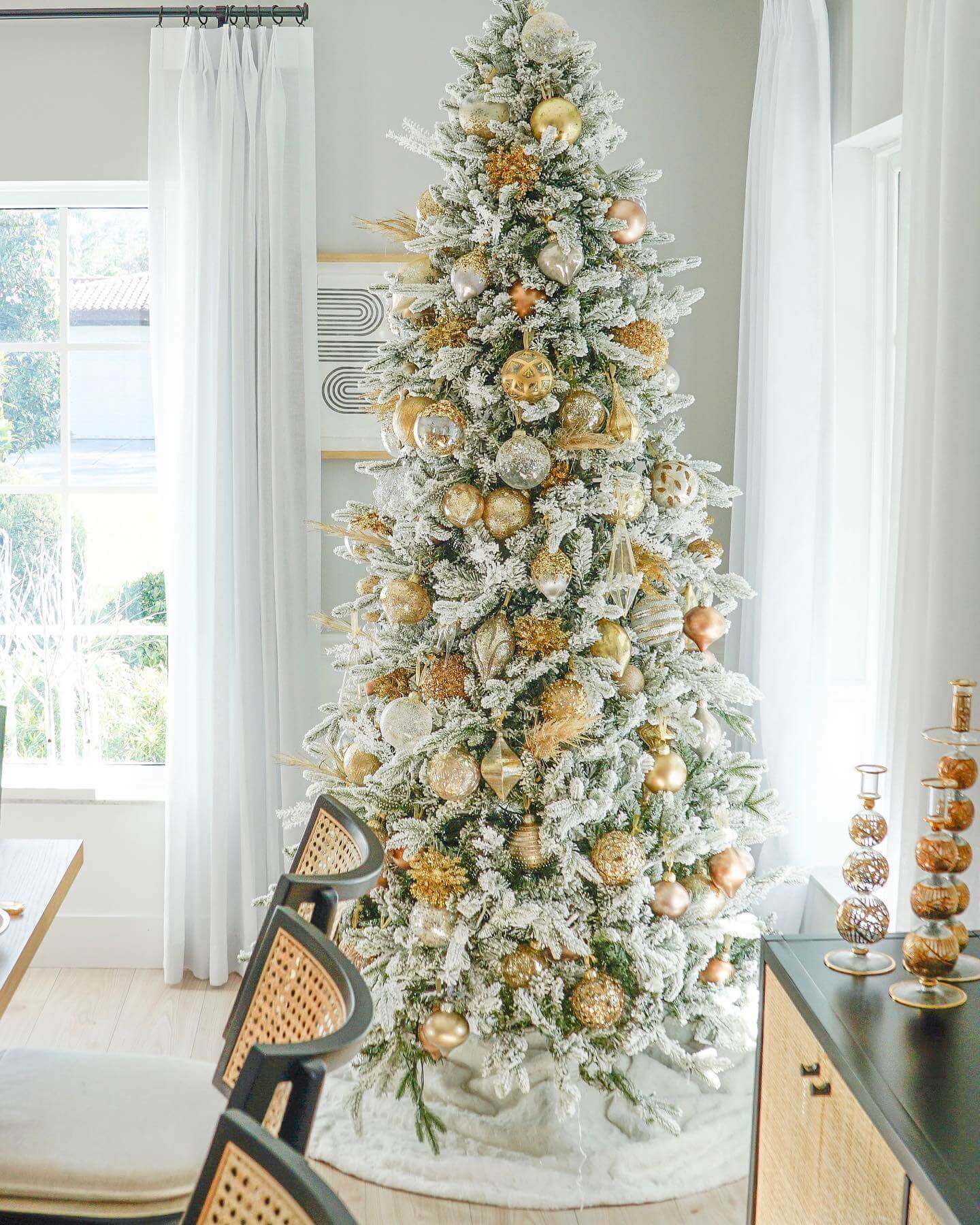 Árvore de Natal Artificial Slim Queen Flock® com 650 Luzes LED Branco Quente