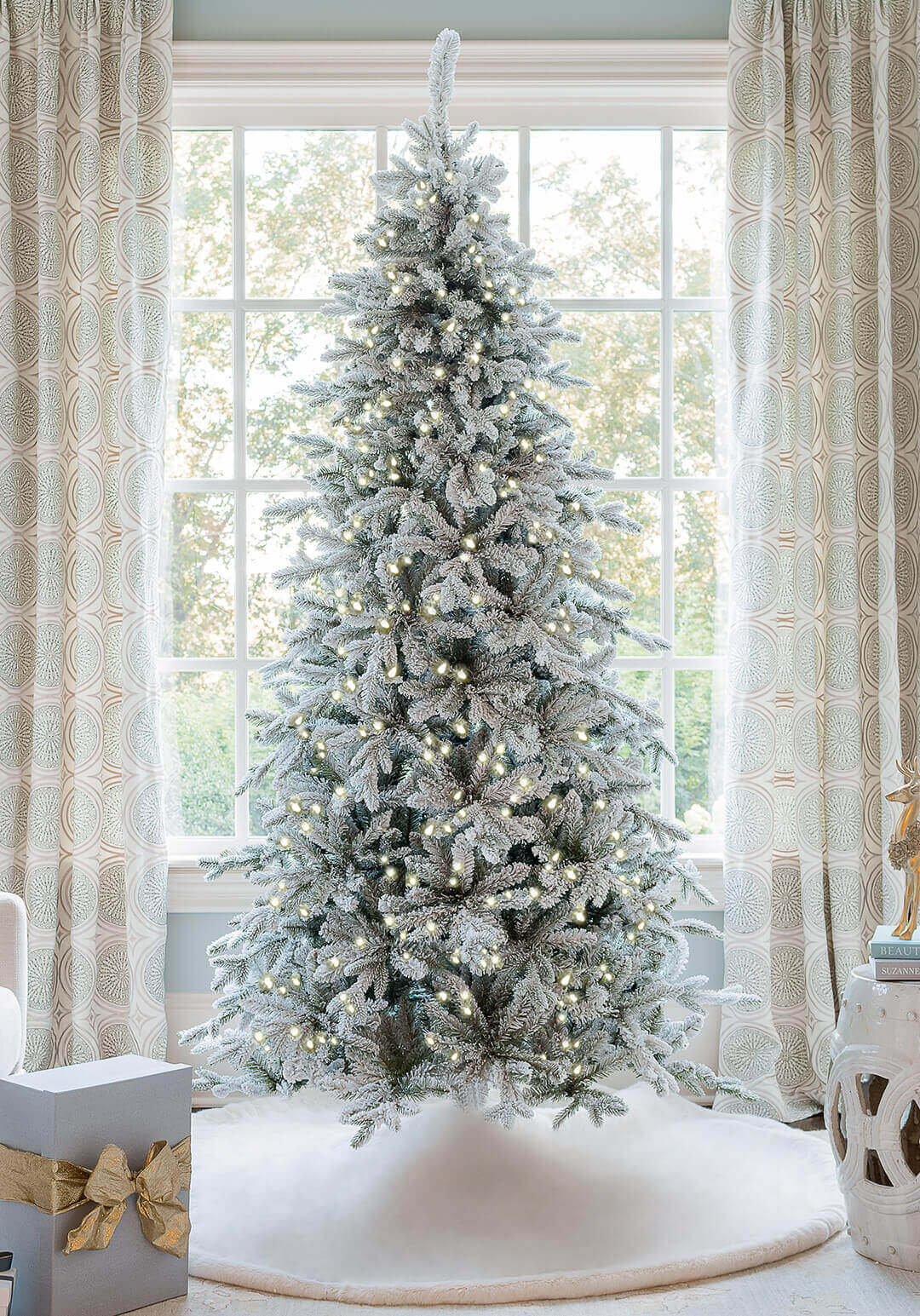 Árvore de Natal Artificial Slim Queen Flock® com 650 Luzes LED Branco Quente