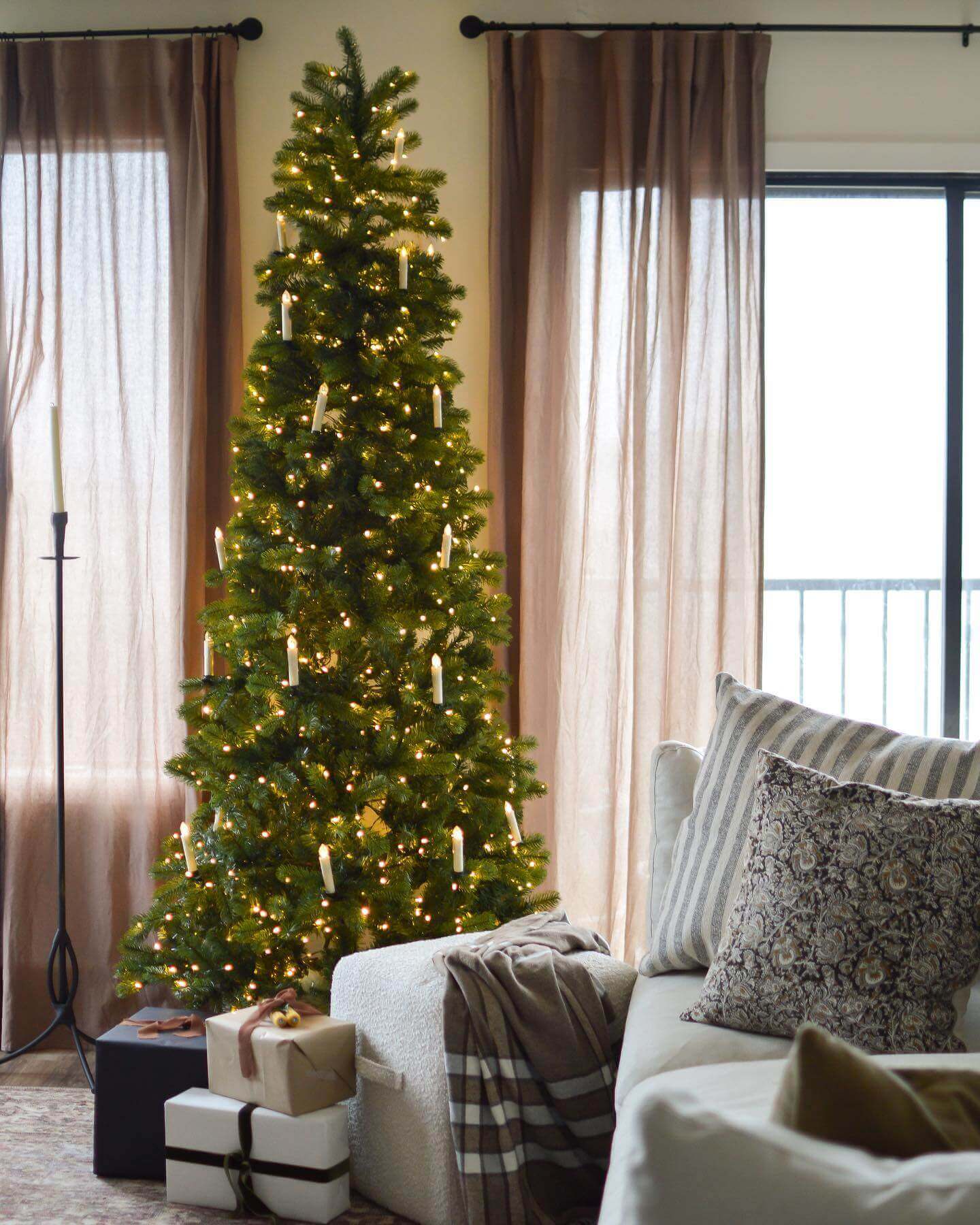 Árvore de Natal Artificial King Douglas Fir Slim com 650 Luzes LED Branco Quente e Multicoloridas