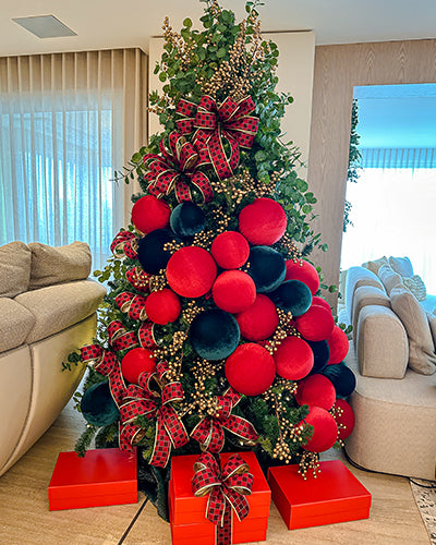 Árvore de Natal Luxo com Esferas Vermelhas Gigantes e Detalhes Dourados Personalizada / Flavia