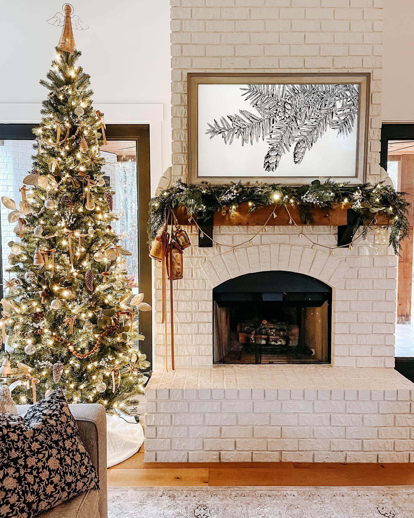 Árvore de Natal Artificial King Douglas Fir Slim com 650 Luzes LED Branco Quente e Multicoloridas